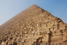 La costruzione della piramide del faraone ostacola brevemente il processo del fenomeno