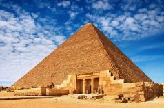 Who and when built the pyramid of Cheops