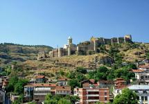 Πού να πάτε από την Τιφλίδα για μια μέρα Μονή Peritsvaleba και Darejan Palace